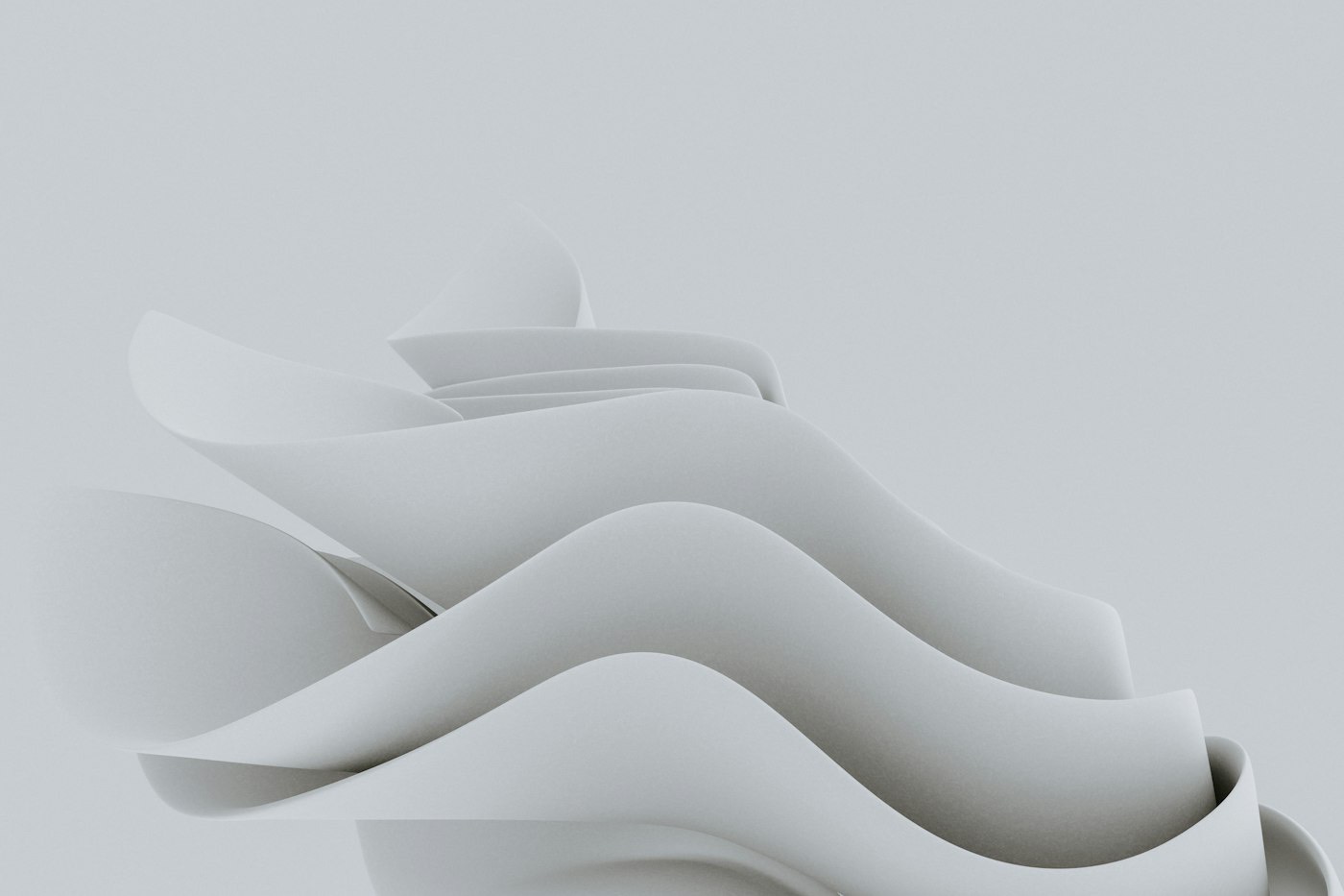 Sculpture blanche aux formes ondulées sur fond gris