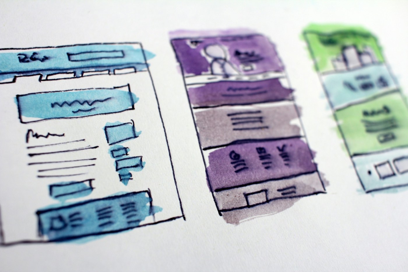 Maquettes de pages de site web dessinées à la main, en version ordinateur et mobile
